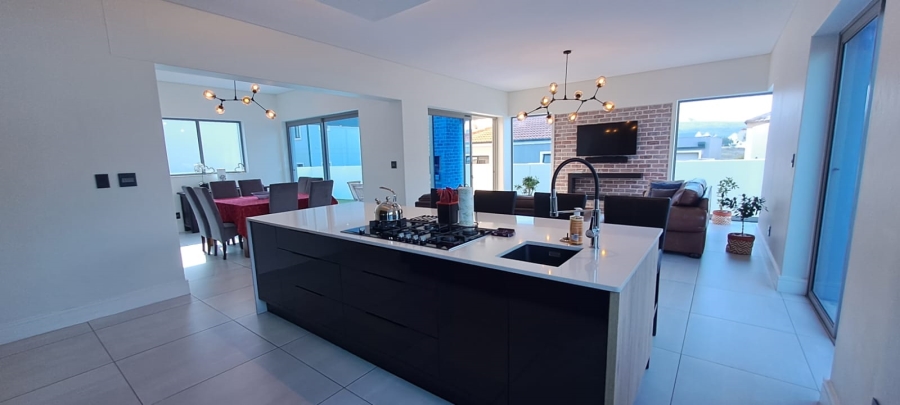 3 Bedroom Property for Sale in Calypso Beach Western Cape